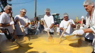 În Moldova a fost preparată cea mai mare mămăligă din lume