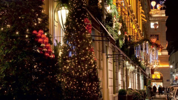 В Париже уже чувствуется атмосфера рождественских праздников (ФОТО)