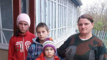 O familie cu 4 copii a rămas fără acoperiș deasupra capului, după ce le-a ars casa