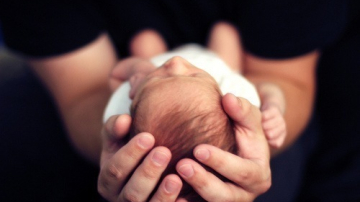 În curând bărbaţii vor putea să nască copii