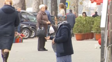 Este însărcinată cu cel de-al treilea copil și vine zilnic de la Ștefan Vodă ca să cerșească în centrul Chișinăului