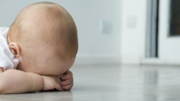 Și-a lăsat copilul cu bona, însă a avut parte de un șoc când s-a întors mai devreme acasă