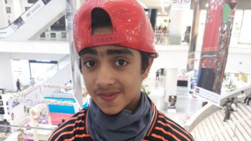 Un tânăr îsi răsuceste capul la 180 de grade (VIDEO)