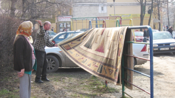 Amenzi pentru bătutul covoarelor și uscatul rufelor în curțile blocurilor