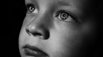 Mamă, ai făcut destui bani cât să-mi cumperi o altă copilărie? Una in care am și părinti?