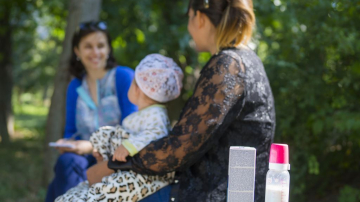 Toată viața trebuie să ia pastile la aceeași oră. Istoria unei mame purtătoare de HIV