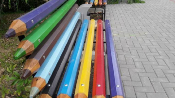 Mai multe bănci din creioane colorate au apărut în Chișinău