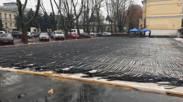 В Кишиневе на улице 31 августа устанавливают каток