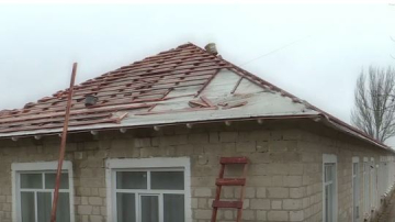 Au rămas fără acoperiş. Elevii din Ghidighici învaţă într-o clădire avariată