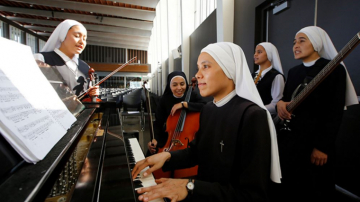 O trupă rock de călugărițe l-a cucerit pe Papa de la Roma (VIDEO)