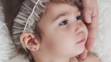 Vrei să îi pui cercei copilului? Nu neglija aceste lucruri!