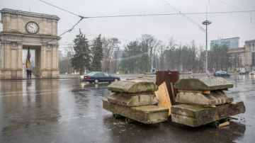 Startul sărbătorilor de iarnă se amână. Bradul Capitalei încă nu a ajuns în ţară