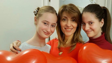 Au emoționat-o până la lacrimi. Ce cadou a primit Aura de la fiicele sale