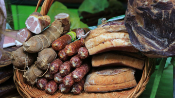 Produse din carne alterată, vândute prin piețele din Chișinău și prin sate