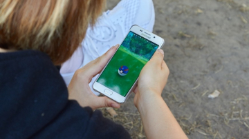 Во Франции запретят детям пользоваться мобильными телефонами в школах