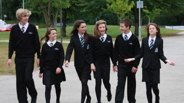 Guvernul va analiza oportunitatea reintroducerii uniformelor școlare