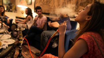 Fumatul de narghilea este la fel de ca și fumatul de țigări