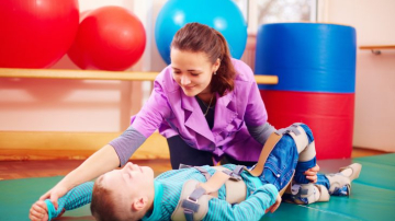 O moldoveancă a revenit acasă pentru a trata gratuit copiii cu dizabiități