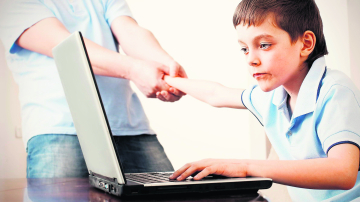 Adolescenții, care petrec mult timp în fața computerului, riscă în viitor să se îmbolnăvească de osteoporoză