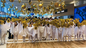 130 de elevi de la Liceul Natalia Dadiani au colindat la Aeroportul Chișinău