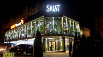 Un nou local pentru toată familia: Bucătărie de excepție și teren de joc pentru copii enorm