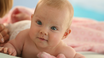 Familiile cu copii de vârstă mică, vizitate la domiciliu de către asistentele medicale