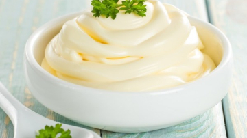 Cine a inventat maioneza și cum o drege un bucătar atunci când se taie