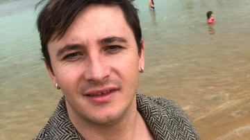 De ziua sa, Emilian Crețu și-a făcut o schimbare radicală de look