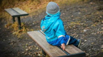 Cetățenii sunt îndemnați să anunțe poliția dacă observă copii nesupravegheați pe străzi