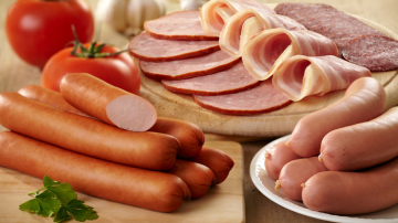 Ученые: любимые детьми колбасы и сосиски опасны!