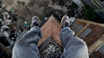 В Бельцах 21-летний парень выпрыгнул с 16 этажа жилого дома и разбился