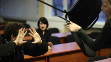 Directoarea care a lovit trei elevi s-a ales doar cu o amendă