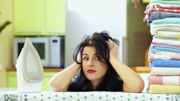 Ce spun pediatrii: Călcăm sau nu hainele bebelușilor?