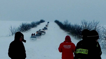 Zeci de copii au stat în frig, după ce autobuzele în care se aflau au rămas blocate în nămeți