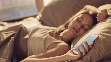 Riscuri la care te supui când dormi cu telefonul lângă tine