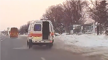 În loc să ducă pacienți, o ambulață a fost surprinsă cum transportă... brazi