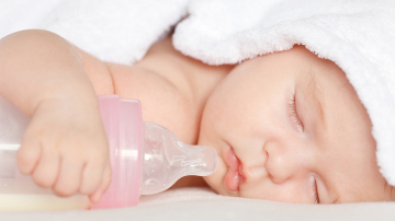 De ce nu trebuie să le dăm bebeluşilor să bea apă