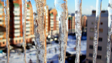 Падающие сосульки угрожают жителям столицы