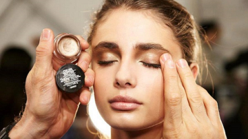 Motivul pentru care trebuie să aplici machiajul doar cu mâinile, fără pensule