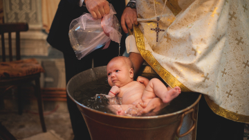 Могут ли крестить своего ребёнка не обвенчавшиеся родители? Ответ священника Максима Мелинти