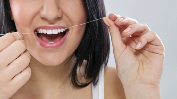 Când folosim aţa dentară. Înainte sau după periaj?