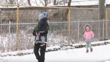 O fetiță s-a întors dezbrăcată și singură de la grădiniță, în timp ce educatoarea chefuia