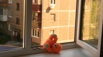 Un bărbat beat a aruncat un copil pe geam