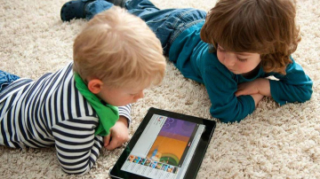 Psihologii atenţionează părinţii. Tot mai mulţi copii suferă de autism virtual