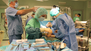 Patru pacienți cu afecțiuni cardiace severe au fost operați cu succes la un spital privat din capitală