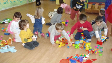 Transferul copiilor în alte grădiniţe se va face online, anunţă autorităţile locale