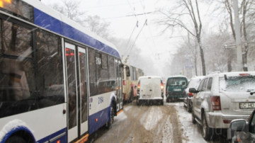 O femeie din Capitală a fost prinsă între ușile unui troleibuz și târâtă câțiva metri pe asfalt