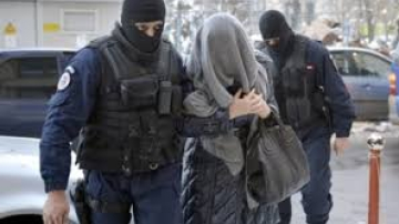 Directoarea de şcoală, bănuită de trafic de copii, a fost reţinută și concediată din funcție