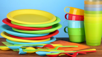 Femeilor gravide le este contraindicat consumul alimentelor din vase de plastic