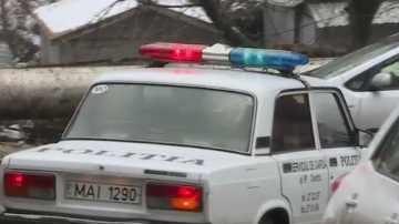 Crimă îngrozitoare în Capitală. S-a aruncat de la geam după ce i-a tăiat gâtul mamei copilului lor. Femeia născuse acum 20 de zile